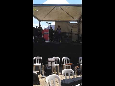 Cantora Letícia Canta Pai Eu Confiarei