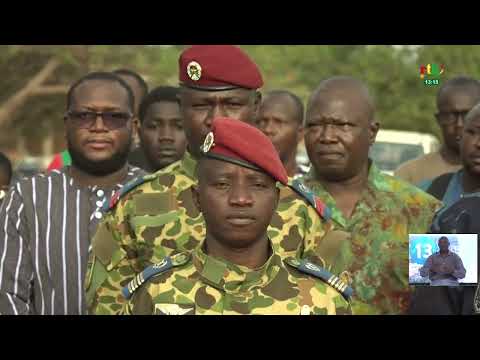 JNEPPC Dans Le Guiriko à Bobo Le Drapeau S élève Accompagné De L Hymne Nationale En Dioula