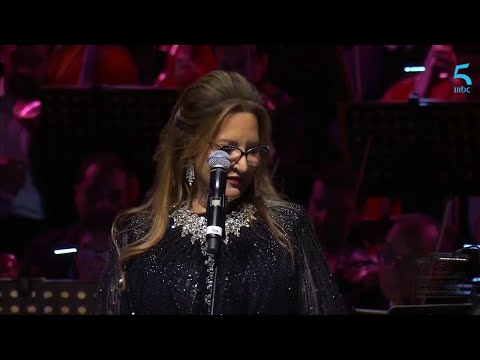 الفنانة القديرة عزيزة جلال تغنى مستنياك على المسرح بعد غياب طويل