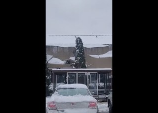  Watch Avalanche Of Snow Ice Crashes Off Roof