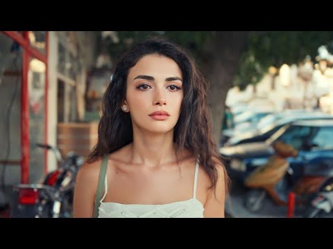 بتشتغل خدامة عند الشخص اللي بتحبه وبتحمل منه فبيضطر يتجوزها عشان حبيبته ماتعرفش