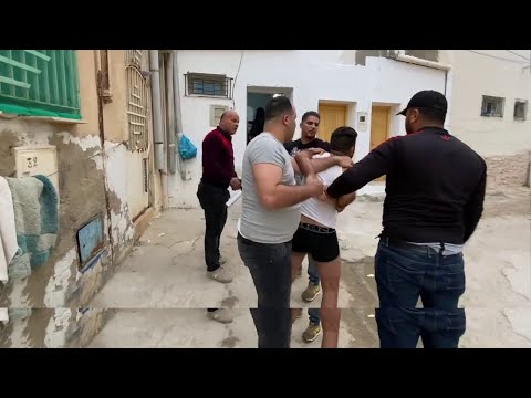 وحدات أمنية تداهم منزل شاب مفتش عنه تلفزة الشارع