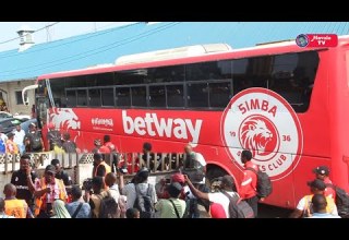 LIVE WACHEZAJI WA SIMBA WAZOMEWA BANDARINI VICHWA CHINI WANAINAMISHA