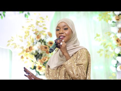 NAFUNGUA MWAKA NAMNA HII NAMFUNDA MWARI WA KIMJINI MJINI HUKU AKIPIGA PICHA NA MUME WAKE NAFUNGUA MWAKA NAMNA HII NAMFUNDA MWARI WA KIMJINI MJINI HUKU AKIPIGA PICHA NA MUME WAKE