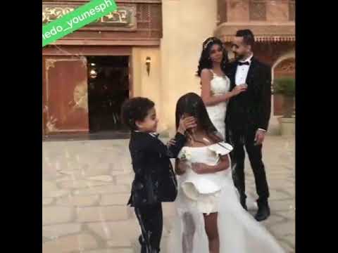 بنت صغيره وولد صغير يحبون بعض