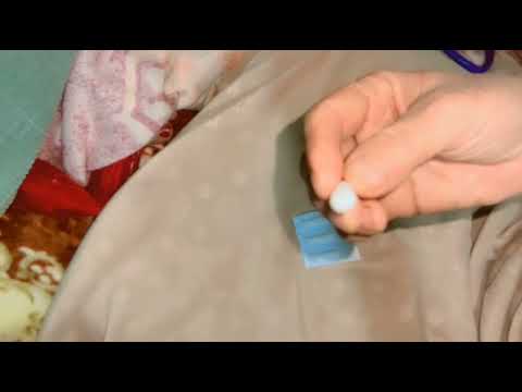 ام بتعطي بنتها العروسة تحميلة شرجية في المنزل بكل سهولة