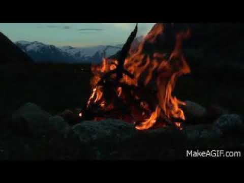 موسيقي الاسترخاء طقطقة نار المخيم في الجبل مع الاسترخاء وطاقة الرياح والنار