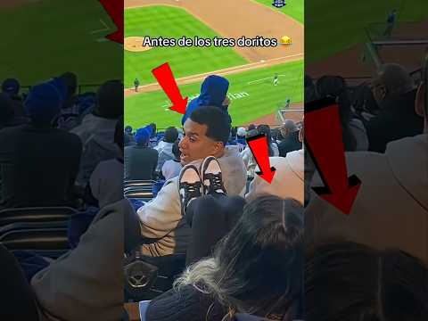 بنت بتحط رجلها على كتف الشخص ده في المدرجات بنت بتحط رجلها على كتف الشخص ده في المدرجات