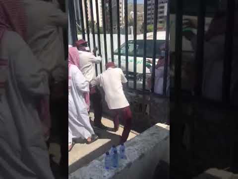 ضربو حارس الامن في المقبره