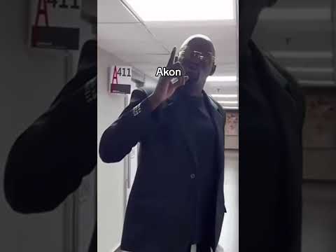 Akon يقرأ القرآن الكريم ﷺ