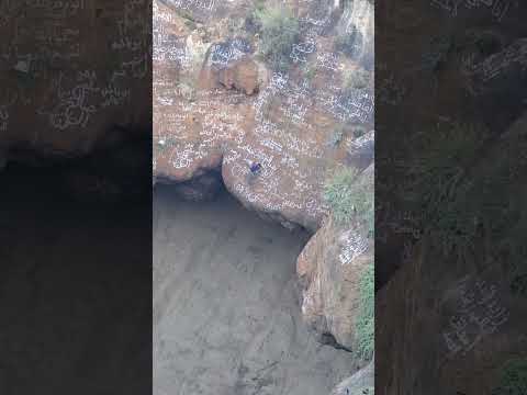 شاب يمني يتسلق جبل شاهق ببراعة وبدون وجود اي وسائل احتياطية اليمن القعقاع دمت