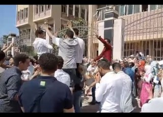  مزمار وطبل بلدي وزغاريد طلاب بيطري كفر الشيخ يحتفلون بتخرجهم