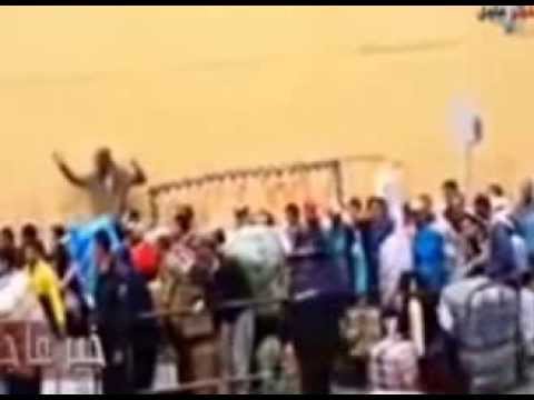 الشرطة الاسبانية تعتدي علي المواطنين المغاربة بطريقة وحشية في باب سبتة