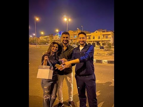 حماده هلال بيحتفل بعيد ميلاد منه عرفه في الشارع معا علي غزلان في الحظر