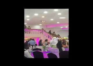  شاب تزوج Shemale في حفل شواذ كبير