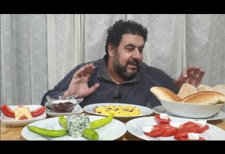 الاكيل تحدي افطار بيض بالبسطرمة وجبنة ريكفورد ودومتي بالشطة ومربي وقشطة