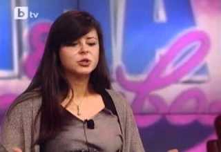 Емоционално момиче Умна и красива