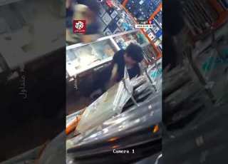  في حادثة غريبة أثارت هلع الحاضرين مشاهد توثق لحظة انفجار بطارية هاتف في وجه حريف قام بمضغها