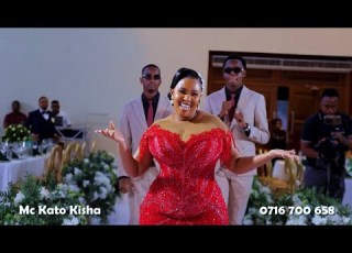 HADI UTATAMANI KUOLEWA UKIANGALIA BI HARUSI ALIVYOINGIA KWA BASHASHA AKISINDIKIZWA NA KAKA ZAKE