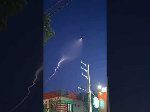 لماذا هذا الصاروخ الإيراني هذا الشكل المذهل في السماء