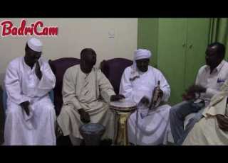  الفنان طارق العوض أغنية الغريب عن وطنو من أغنيات الفنان الطيب عبدالله محاولة أداء بالطمبور