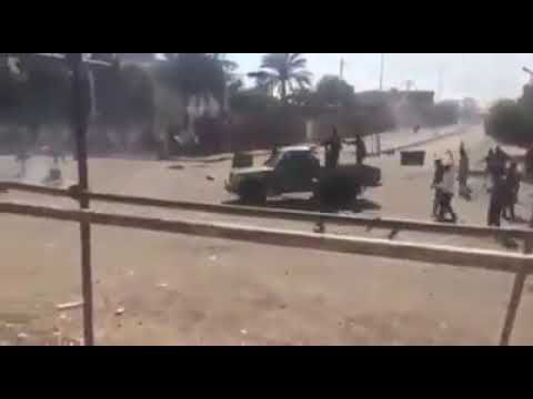 الجيش يشتبك مع الشرطه في القضارف ويمنعهامن ضرب المتظاهرين بالرصاص الحي