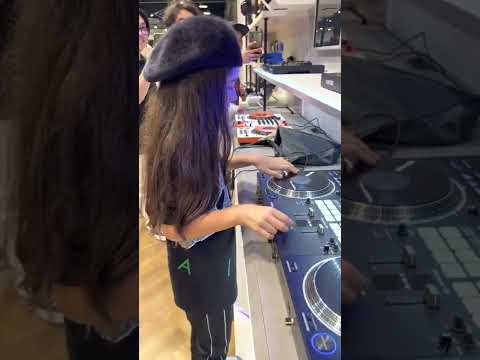 10 Years Old Dj Michelle Scratching On Pioneer DDJ REV7 Controller