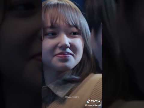 عملت حالها رح تقبلو وبالاخر ضربته مسلسل الوقوع بحب ابتسامتك Falling Into Your Smile