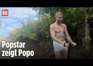  Justin Bieber Düst Halbnackt Durch Die Landschaft
