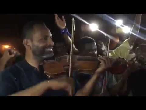 انا افريقي انا سوداني غناء المعتصمين مع عزف بالكمان