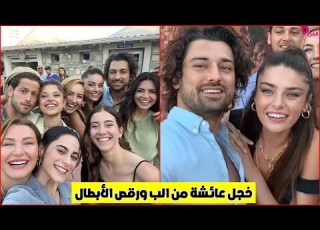  ألب نافروز يضع يده على عائشة توران وهي تخجل وهم مع أبطال مسلسل حكاية جزيرة ومشاهد مضحكة وة