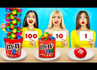 تحدي 100 طبقة طعام 100 طبقة مضحكة من البيتزا والطعام اللذيذ الصغير مقابل الكبير والعملاق
