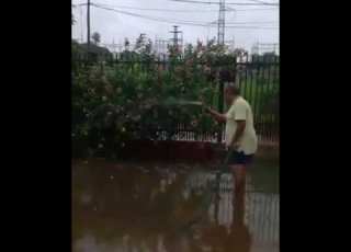  زوجته تنتظره يسقي الحديق تبي تناقشه بموضوع بجواله