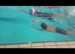 تعليم السباحة للطفال كابتن اسماعيل الكردي تعليم السباحة الحرة وتمكن في التكنك الحركي في السباحة الحر