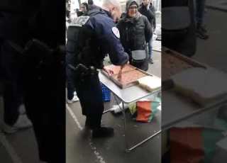  الجزائريين فلاشاو شرطي فرنسي يقطع قلب اللوز وسط العاصة باريس