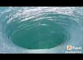  ظهور دوامه فى قاع المحيط سبحان الله