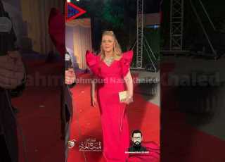 رانيا محمود ياسين تلفت الانظار علي ريد كاربت المهرجان القومي للمسرح ويقوم برئاسته زوجها محمد رياض