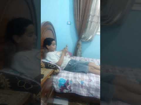 الولد مع امه