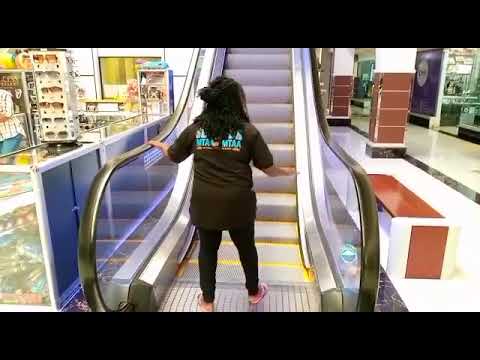 Pale Matumain Anapoogopa Kupanda Ngazi Za Kutembea Please Nisaidie Ku SUBSCRIBE