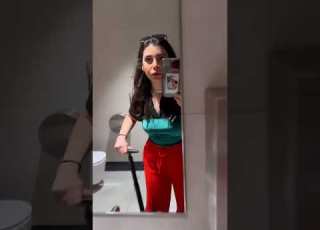 Getting Ready In The Toilet وقتی وقت نداری باید توی دستشویی آماده شی تا حالا تو دستشویی آماده شدی