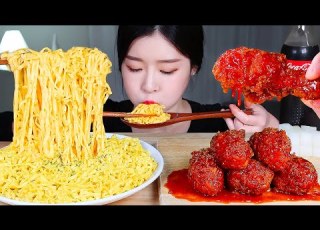 ASMR دجاج مقلي حار حديثا تشيزي بورنكل كوب نودلز X3 MUKBANG