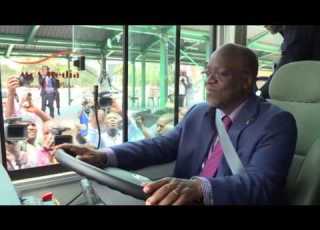  RAIS MAGUFULI AKIENDESHA BASI LA MWENDO KASI