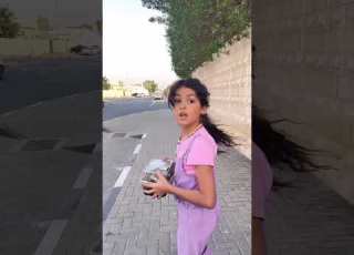  طفلة فقيرة تسرق الطعام من تحت نافذة شاب غني لن تصدق ماذا فعل الشاب عندما لاحقها