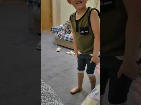 اوس الاواسي بده يلبس بنطلونه وهوه طفل بالغصب اوس الاواسي بده يلبس بنطلونه وهوه طفل بالغصب