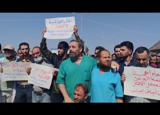 قبل قليل وقفة للأطباء والممرضين في مشفى الباب احتجاجا على تدني الأجور وتأخير تسليم الرواتب