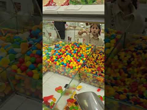 بدها من كل أنواع الحلويات