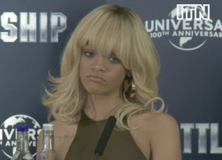 Rihanna Risponde Alla Domanda Sulla Relazione Con Ashton Kutcher Alla Conferenza Stampa Di Battle