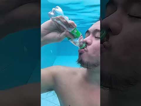 تحدي شرب السبرايت والتشجؤ تحت الماء