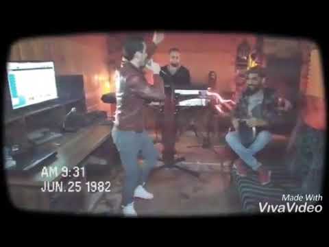 لما يكون مقدم الحفل من الساحل