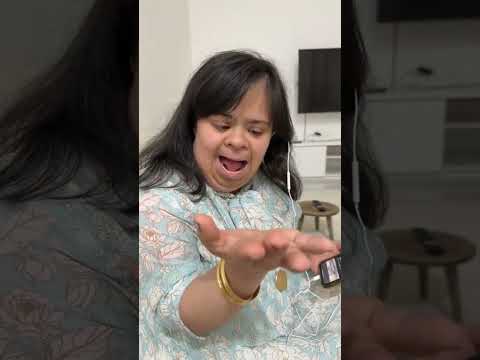 امونه لابسة السماعات بالمقلوب